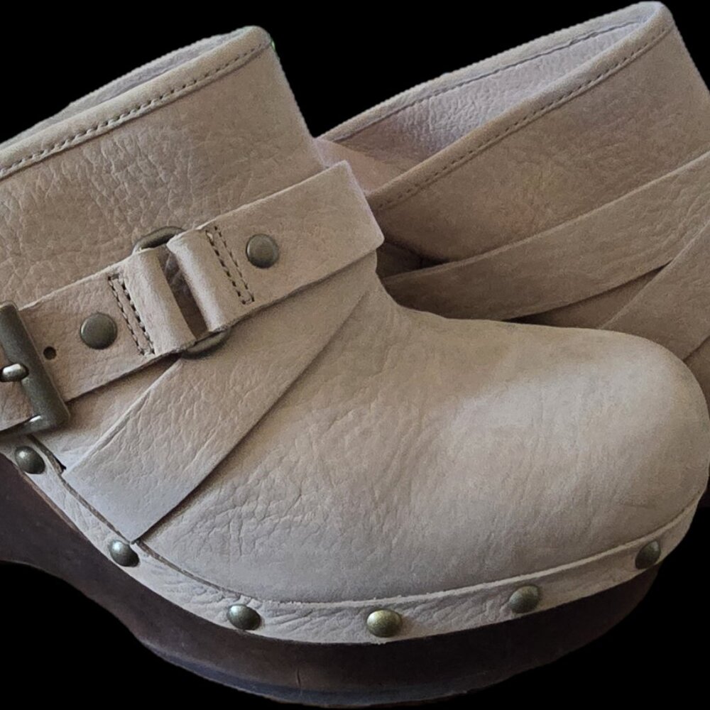 UGGS Clogs - Picture 2 of 3